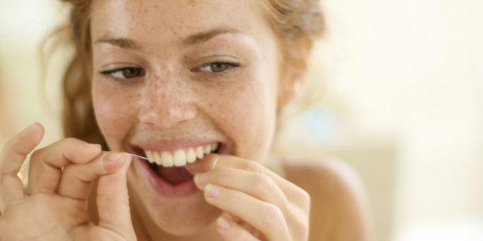 如何清理你的牙齿上用牙线照片