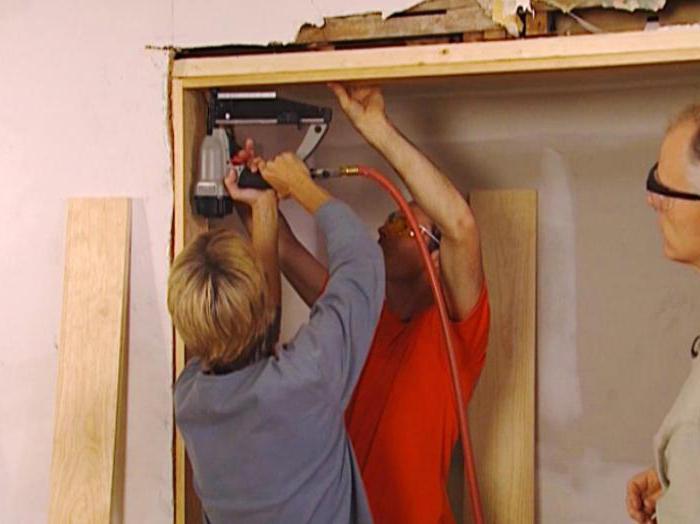 instalowanie metalowych drzwi z rękami w брусовом domu