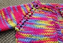 ニットプルオーバーを編む女性