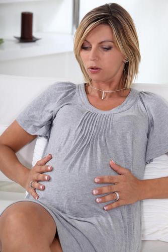 Bauch auf 18 Wochen der Schwangerschaft