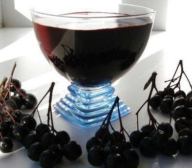 liqueur from Aronia melanocarpa leaves and cherries