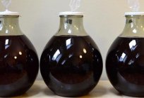 El licor de черноплодки con la cereza de la hoja: opciones de cocción. La receta de brandy