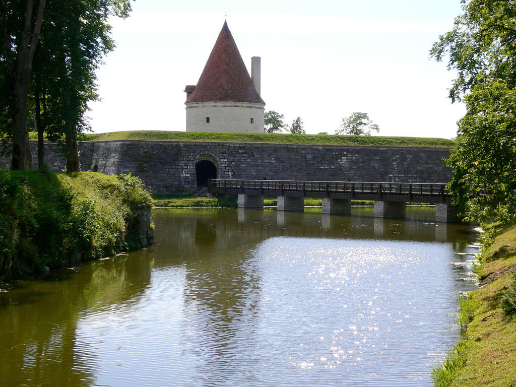 a Antiga ponte sobre o rio na Estónia
