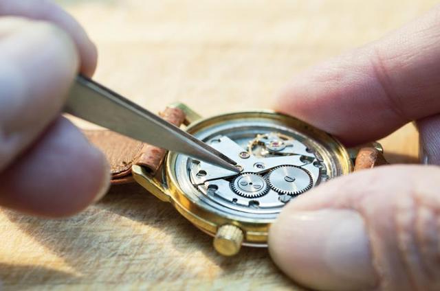 cómo abrir el reloj de pulsera para cambiar la pila