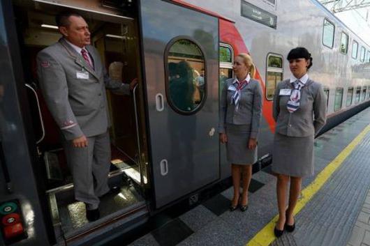 der Zug Moskau-Adler 104 Haltestelle