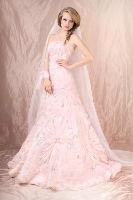 ピンクのウェディングドレス