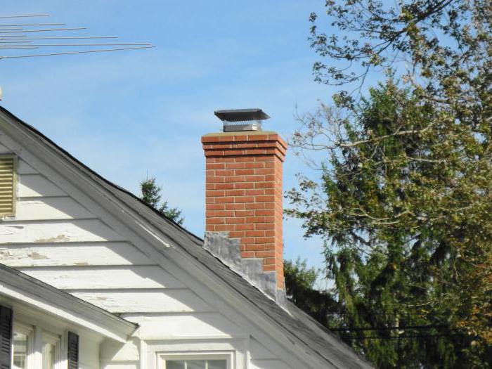 la altura de la chimenea sobre la cumbrera del techo en la casa de campo