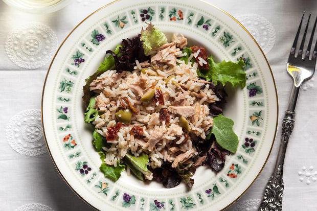 Salat aus Fisch-Konserven-Reis und Gurken