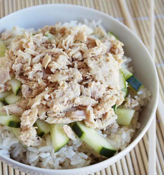 Salat aus Reis und Fisch-Konserven