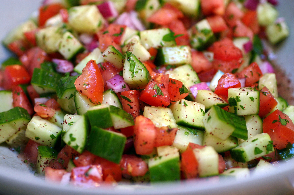 Salat mit Tomaten und Gurken