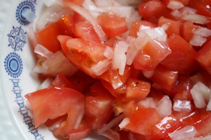 Sałatki z pomidorami i cebulą