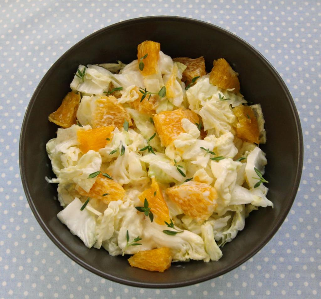 Salat mit dem Kohl und Orangen