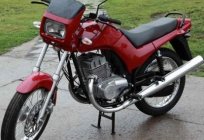El examen de la motocicleta Jawa 350 Premier