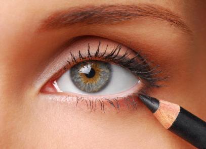 wie man richtig malen die Augen mit schwarzem Stift
