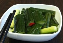 Köstliche Salate: Gurken in Scheiben geschnitten in Senf für den Winter