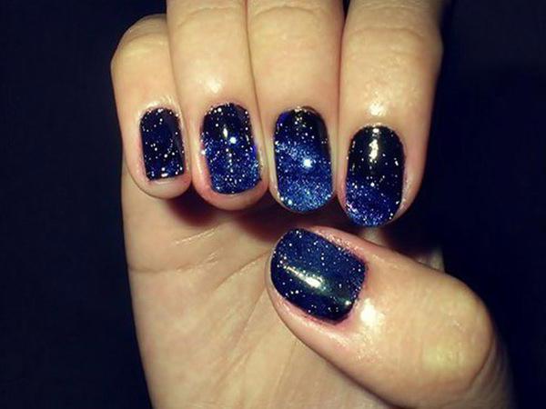 dark blue manicure