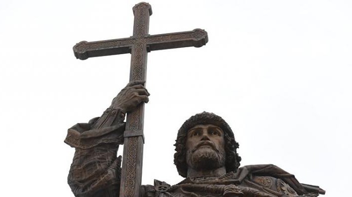 Em Kiev, o impuro, o monumento ao príncipe Vladimir