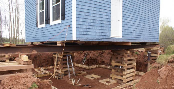 la manera de fortalecer los cimientos de una casa con цокольным piso.