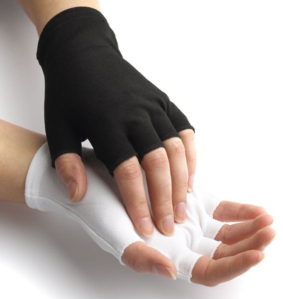 guantes sin dedos de sus manos