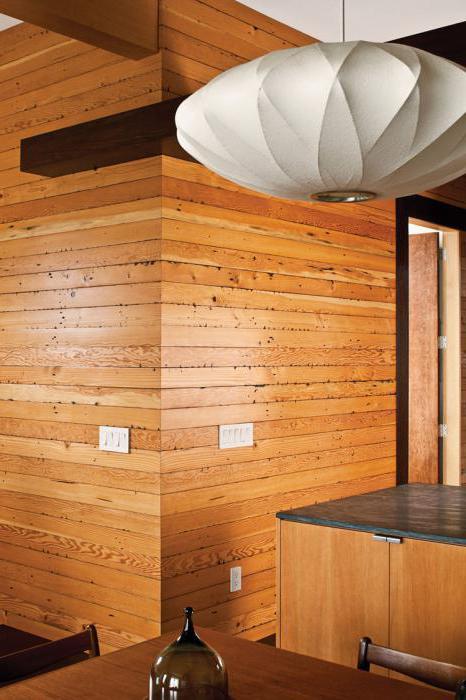 que el revestimiento de la pared en una casa de madera en el interior