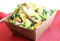 Bereiten Sie köstliche Salate mit geräucherter Hähnchenbrust und Ananas