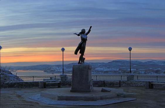 ein Denkmal wartet in Murmansk