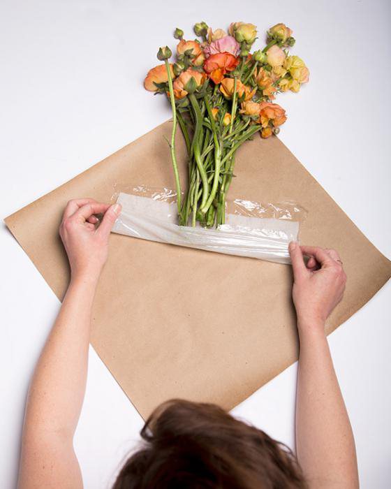 packing flowers in Kraft paper