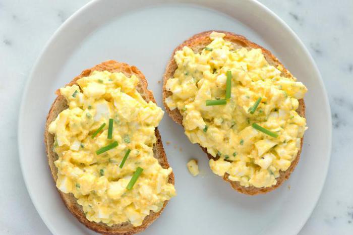 salada de ovos cozidos e queijo