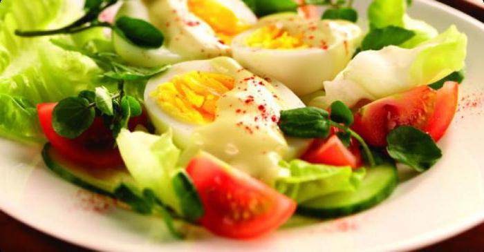 saladas com ovos cozidos