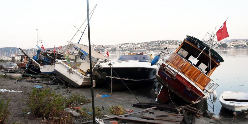 Barcos de lixo em ondas enormes depois de землятрясения