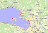 Angeln auf dem finnischen Meerbusen auf dem Damm. Angeln im Juni