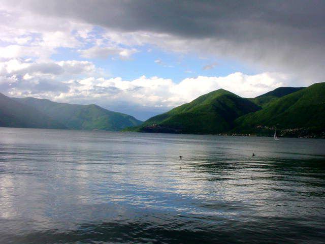 झील की सीमा पर स्विट्जरलैंड और इटली में