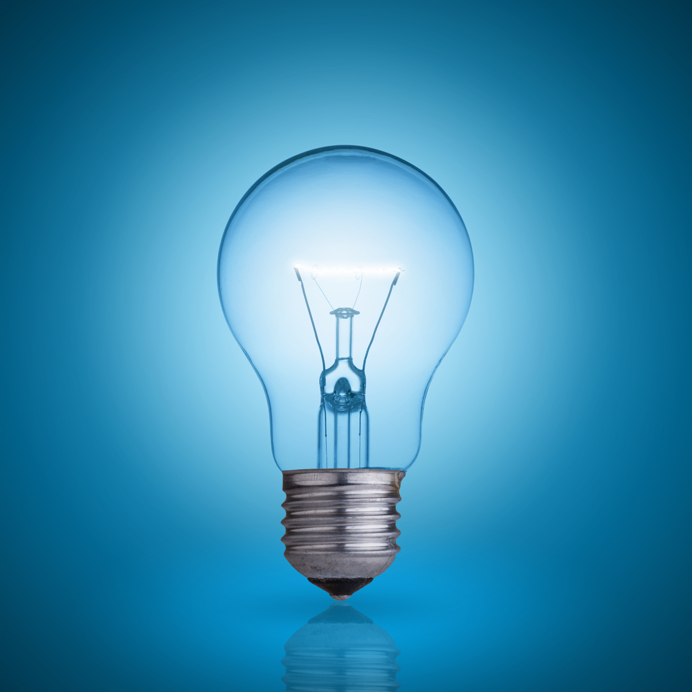 Lightbulb पर एक नीले रंग की पृष्ठभूमि