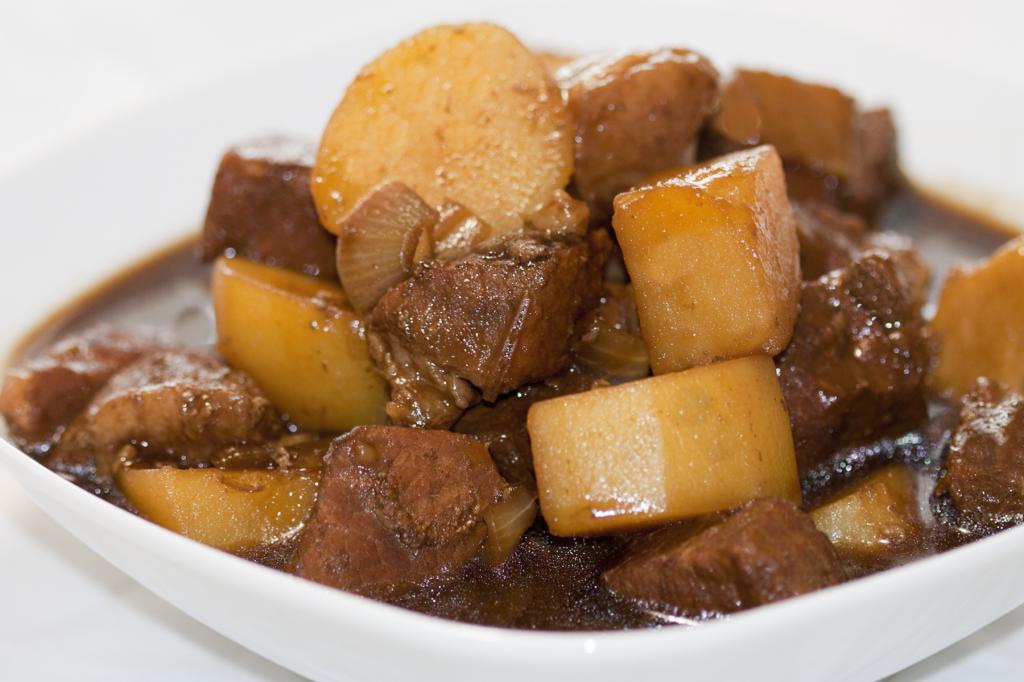 how to cook beef with potatoes in the oven