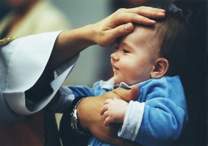 o sacramento do batismo a criança