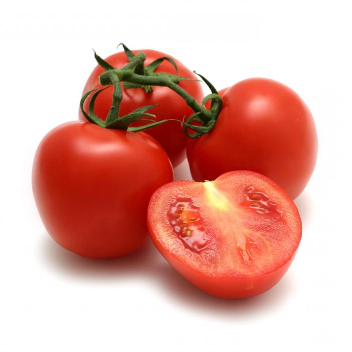 la ensalada con tomate y albahaca
