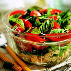 Salat mit basilikum und Tomaten Rezept