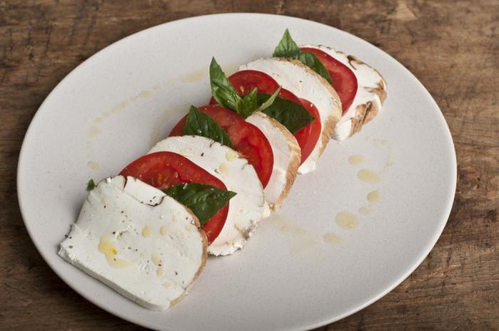salad of tomatoes with mozzarella and Basil