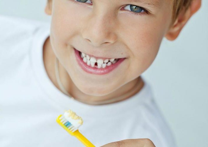 Composição de infância e uma escova de dentes de massas