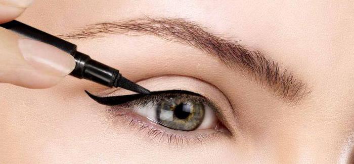 अच्छे काला eyeliner
