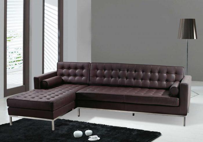 sofá em um interior moderno