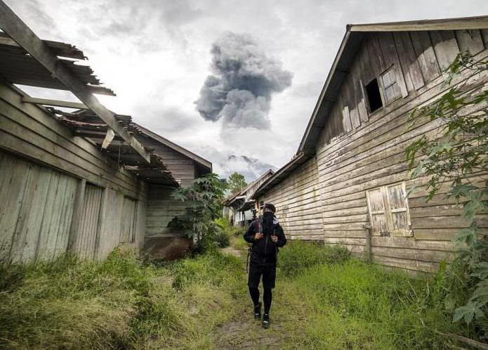 a erupção do vulcão indonésio de синабунг
