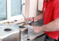 Incrustar el lavabo en el baño: características de montaje y la variedad de modelos integrados de conchas