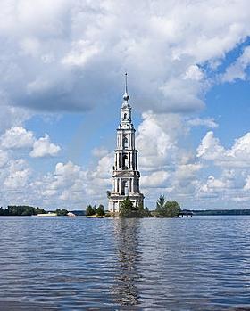Şehir Volga nehri üzerinde