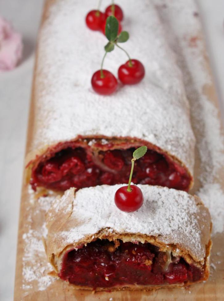Viennese strudel from cottage cheese dough