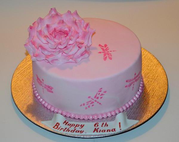 bolo de massa com rosas