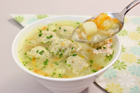 Suppe mit Fleischbällchen in multivarki