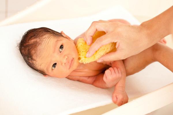 la higiene de la niña recién nacida