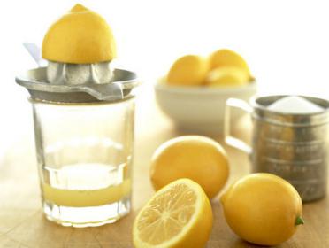 Wie man Gewicht verlieren Soda und Zitrone