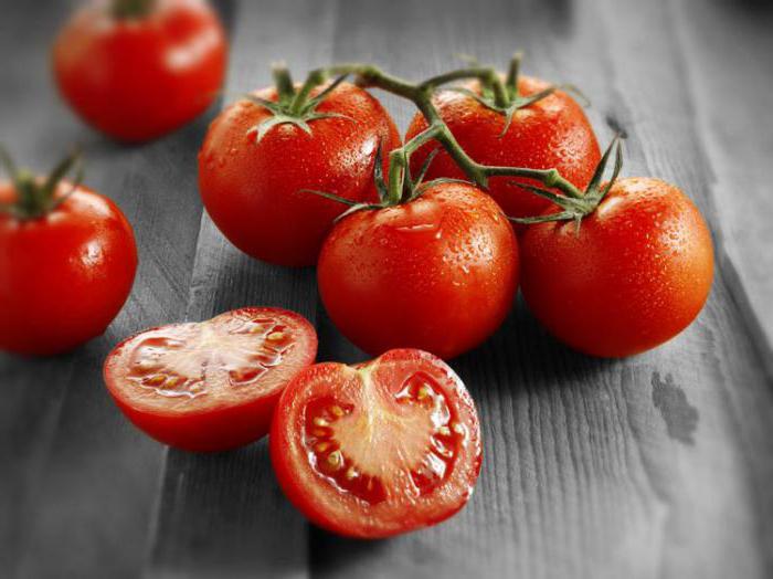 Entsafter für Tomaten mit den Händen